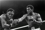 1. oktober 1975 vinder Ali over Joe Frazier i en kamp i Manila, Flippinerne 