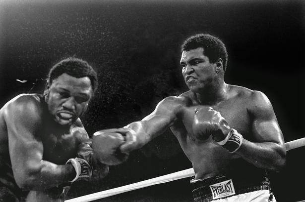 1. oktober 1975 vinder Ali over Joe Frazier i en kamp i Manila, Flippinerne 