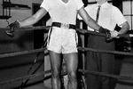 Den unge bokser Cassius Clay fotograferet i 1962 med sin træner Angelo Dundee i New York. 
