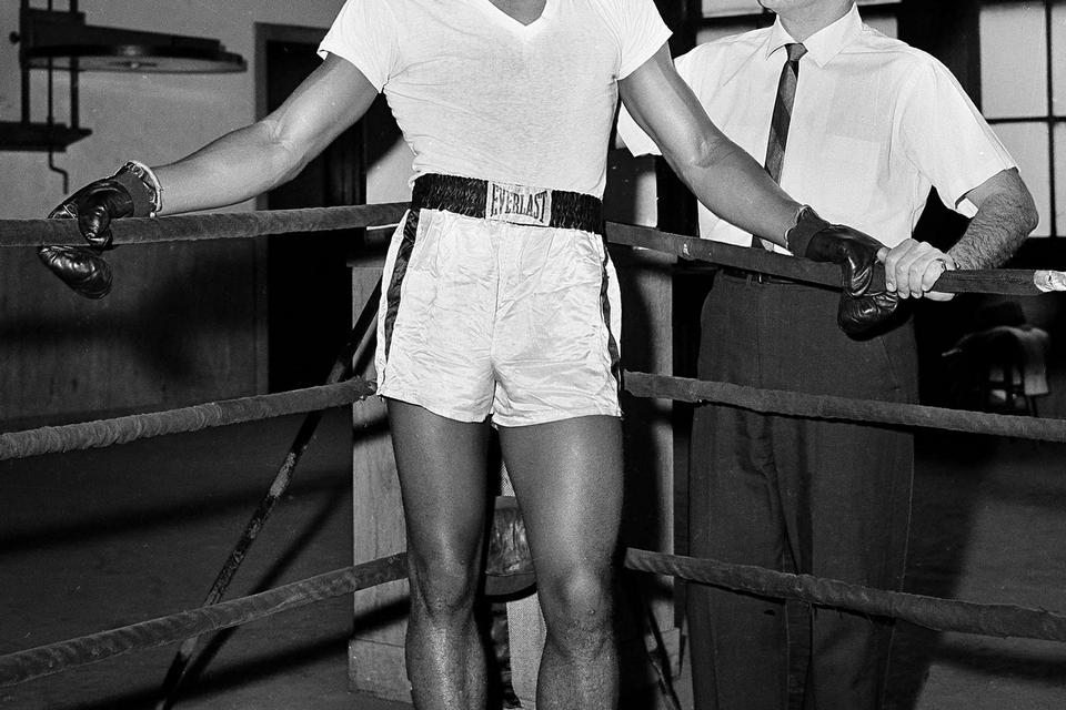 Den unge bokser Cassius Clay fotograferet i 1962 med sin træner Angelo Dundee i New York. 