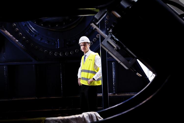 UDVIDELSE. Vestas' topchef Ditlev Engel kommer i fremtiden ikke til at stå helt så alene i toppen. Direktionen udvides nu med fire personer, så det ialt er seks personer, der skal koordinere arbejdet i organisationen. 