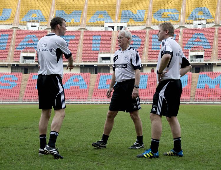 teamtalk. For nogle år siden var Morten Wieghorst en af Morten Olsens spillere på ligalandsholdet. Nu er Wieghorst som U21-landsrtræner en del af trænerteamet omkring holdet sammen med assistenten Peter Bonde (th.). 