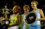 Midtpunkt. Margaret Court er ofte på besøg ved Australian Open. Her er hun med til at hylde 2005-vinderen Serena Williams (t.v.) og den tabende finalist Lindsay Davenport. 