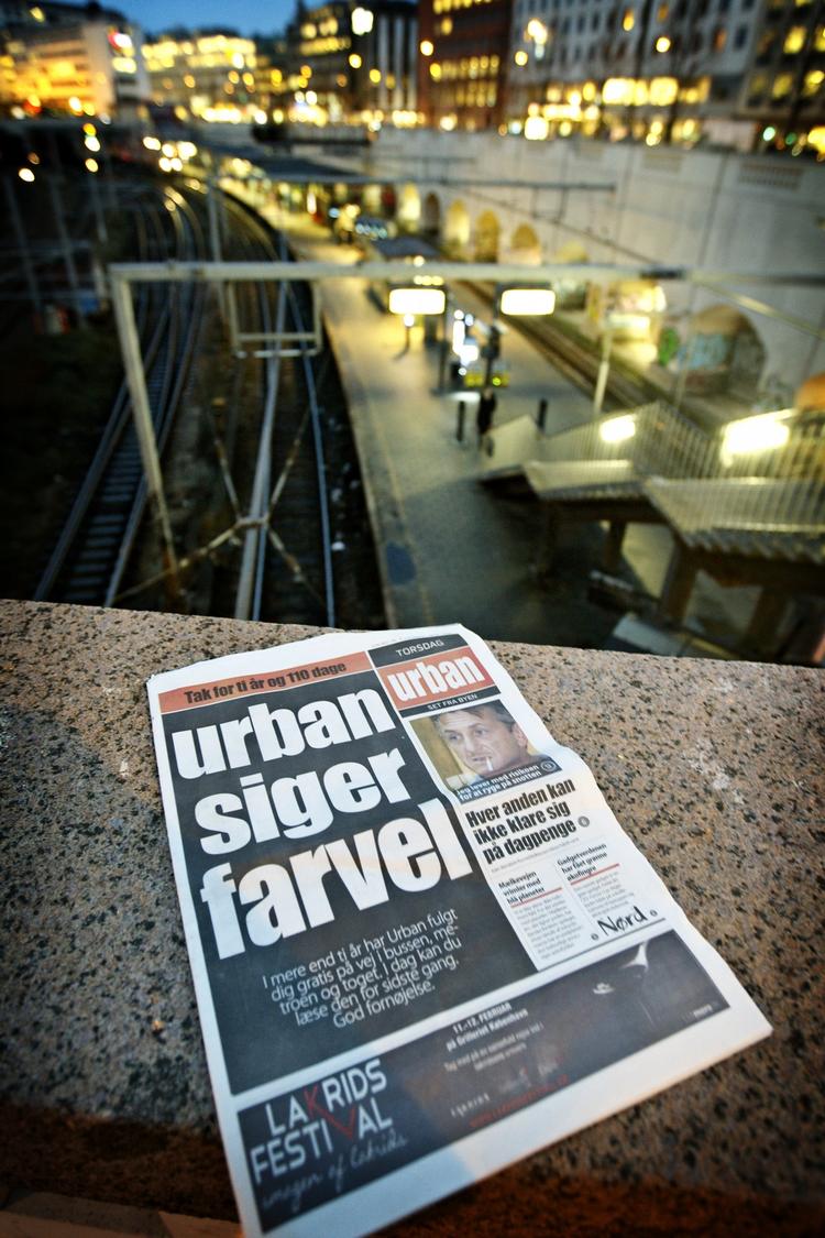 Lukket. Gratisavisen Urban udkommer for sidste gang i dag. Her ligger sidste udgave af avisen på Vesterport station. 