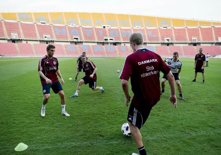 HEDETUR. Træningen i Bangkok foregår i 30 graders varme på det nationale stadion. 