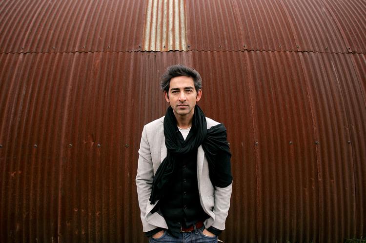 Film? Instruktøren Manyar Parwani meldte i 2009 storladent ud, at han ville lave en helt anderledes film med titlen 'Klar Til Optagelse'. Efter to år har flere skuespillere forladt projektet og en kvart million er forsvundet, men instruktøren er fuld af forhåbning. 