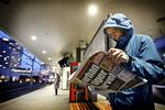 slut. Berlingske Media har besluttet at lukke gratisavisen Urban som led i en spareplan. Avisen, hvis oplagstal elelrs var i vækst, er udkommet i ti år og 110 dage. 