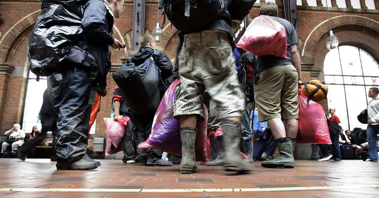 Roskildelugt. Gummistøvlerne her er på vej til Roskilde Festival. Men det er nu ikke dem, der får hovedbanen til at stinke. Det er derimod ganske almindelige rejsende, der ikke har lyst til at benytte de nye betalingstoiletter. 