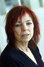 Teaterkvinde. I 1987 indtog Kirsten Dehlholm Brandts Klædefabrik i Odense med 'Æter', et stykke billedstofteater, hvis gennemsigtige scenografi, så vidt man forstår, fungerede som en museumsting i dagtimerne. Om aftenen blev den så befolket af en mand og tre kvinder, der fremsagde tekster af Inger Christensen. Det er de tekster, der nu er kommet på bog. 