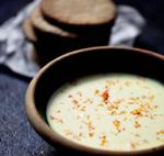 Saftig. Stegt endviesalat med saft fra mandariner er nemt og rigtigt godt. Et par dryp rapsolie giver en nøddeagtig tone til det bitre. Server til et stykke fisk, eller spis som forret. 