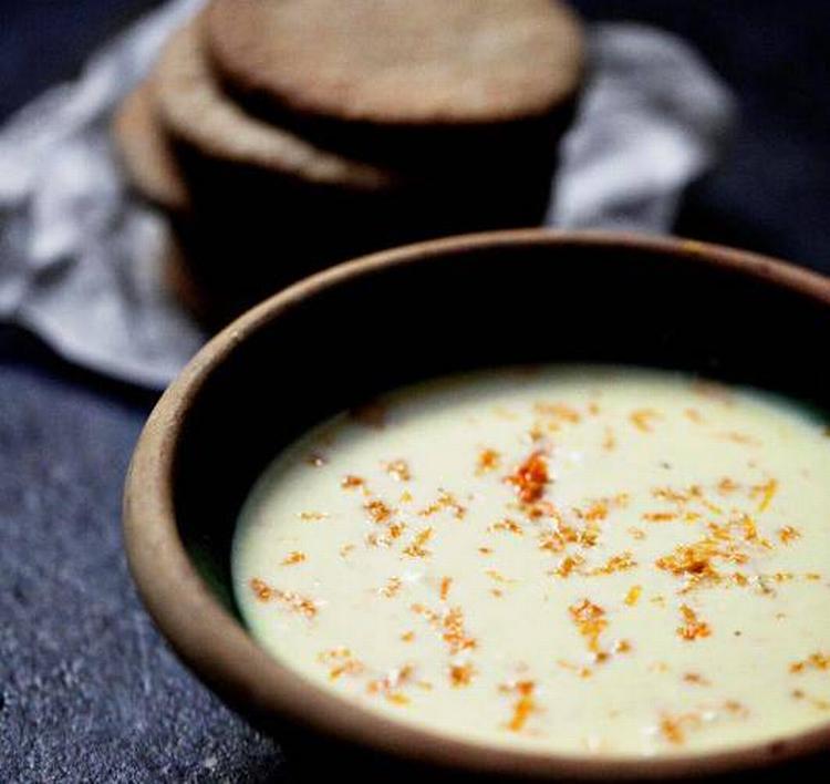 Saftig. Stegt endviesalat med saft fra mandariner er nemt og rigtigt godt. Et par dryp rapsolie giver en nøddeagtig tone til det bitre. Server til et stykke fisk, eller spis som forret. 