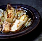 Saftig. Stegt endviesalat med saft fra mandariner er nemt og rigtigt godt. Et par dryp rapsolie giver en nøddeagtig tone til det bitre. Server til et stykke stegt fisk, eller spis som forret. 