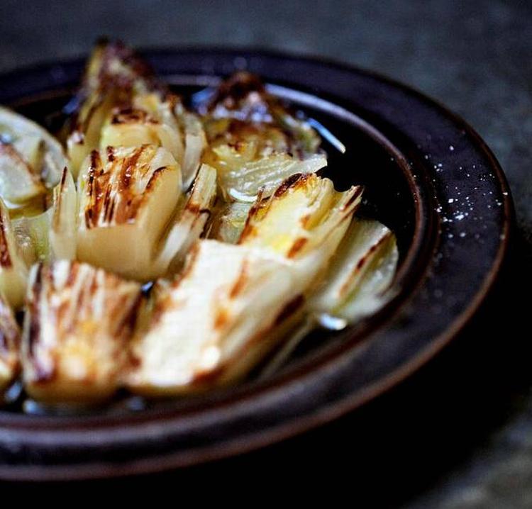 Saftig. Stegt endviesalat med saft fra mandariner er nemt og rigtigt godt. Et par dryp rapsolie giver en nøddeagtig tone til det bitre. Server til et stykke stegt fisk, eller spis som forret. 