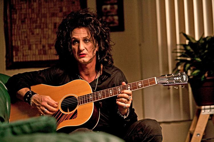 Udløbet. Med en rockattitude fra før årtusindeskiftet er rollen som den pensionerede musiker Cheyenne milevidt fra bøsseaktivisten Harvey Milk og de eksplosive mandfolk, Sean Penn er blevet kendt for. 