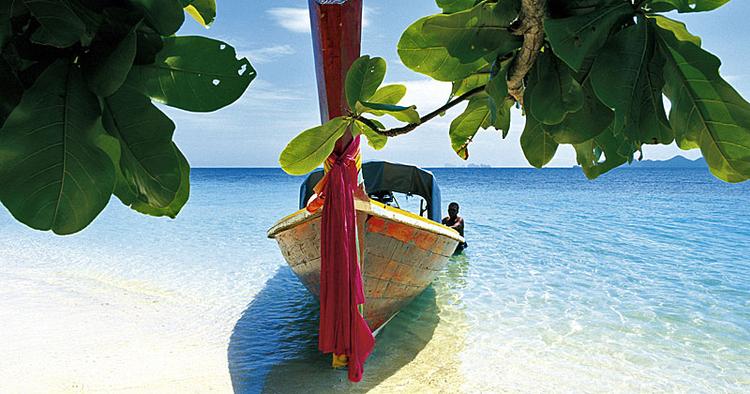 DRØMMESYN. Rejser til Thailand bliver billigere og billigere i disse år.  Særligt Phuket som her på billedet. 