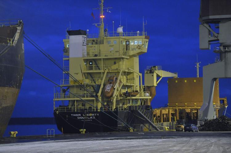 Våbentransport. Det danskejede Thor Liberty, fotograferet da det var tilbageholt i Finland. 
