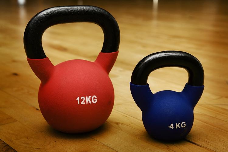 Doping. Når der skal løftes kettler-balls kan det være fristende at booste fysikken med anabole steroider. 