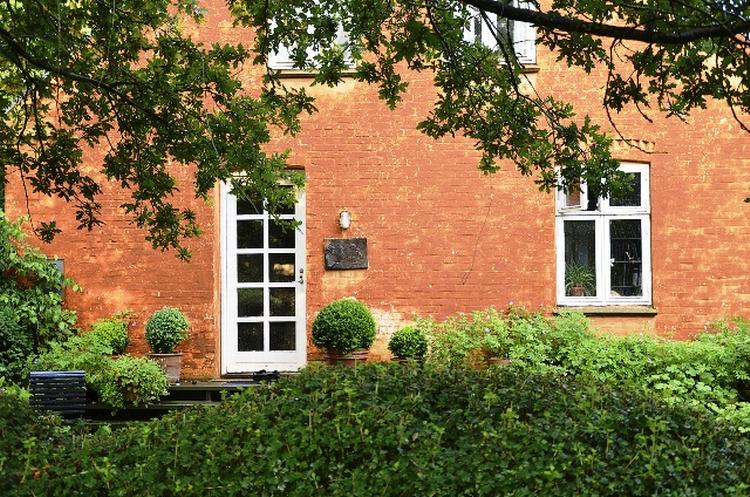 Kalket. Stue-huset er kalkede hos Søren Ryge Petersen. Og det betyder, at farven varierer efter vejr, lys og fugtighed. 