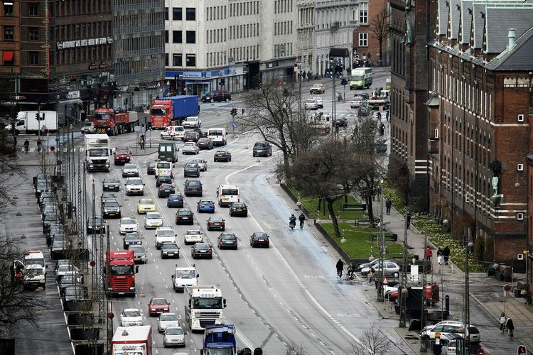 Rød ring. Politiken kalder det »den forbandede ring« - den, der kan koste en bilist op til 11.000 kroner - hvis bilisten ønsker at køre ind i København hver dag i myldretiden. Men hvad vil roadpricing koste den enkelte - f.eks. at pendle mellem Køge og København?, spørger indlæggets forfattere. 