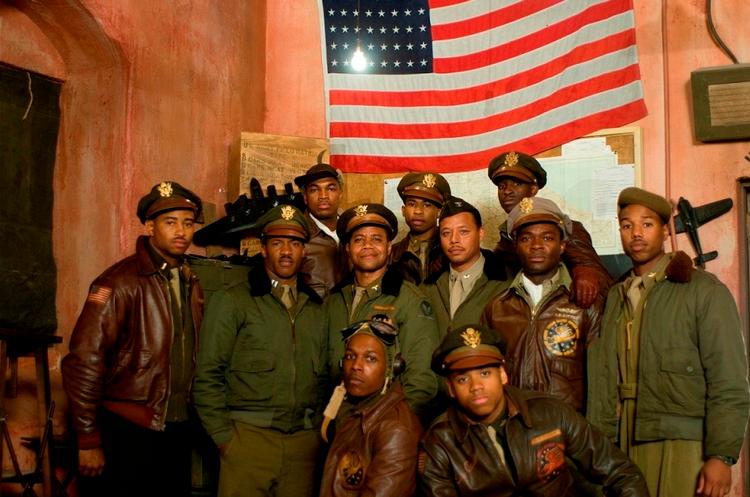 Personligheder. Filmen 'Red Tails' handler om en eskadrille sorte, amerikanske kamppiloter under anden verdenskrig og har blandt andet oscarvinderen Cuba Gooding Jr. på rollelisten. 