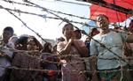 VENTETID. Pårørende venter på løsladelse af fanger ved Insein-fængslet i Yangon tidligere på måneden. Nu sættes en stribe højtprofilerede politiske fanger fri. 