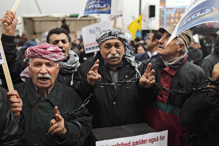 Protest. Kurderne i Danmark har gentagne gange demonstreret for Roj TV's ret til at sende fra Danmark. Den ret bør de kunne beholde, vurderer mediejuraekspert. 