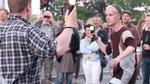 Tagfat. Den teknologiske tag-fat-leg 'Johan Sebastian Joust' under udfoldelse på en københavnsk gadefestival. Bag spillet står bl.a. Douglas Wilson, der vil sætte mennesket over maskinen. 