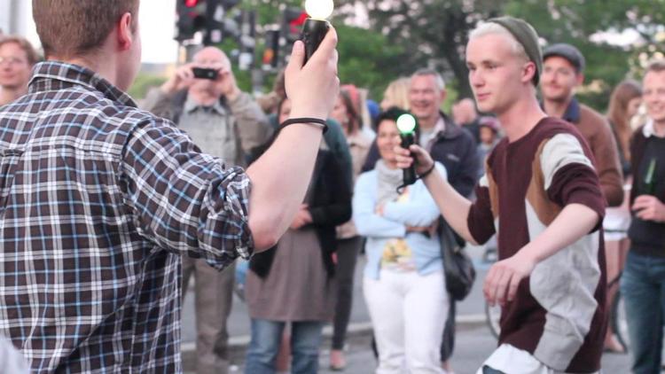 Tagfat. Den teknologiske tag-fat-leg 'Johan Sebastian Joust' under udfoldelse på en københavnsk gadefestival. Bag spillet står bl.a. Douglas Wilson, der vil sætte mennesket over maskinen. 