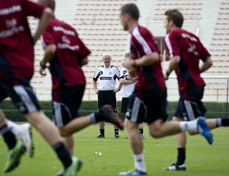 iagttager. Hvordan reagererer spillerne på den udfordrende varme i Thailand. Morten Olsen får også nogle anderledes svar i Bangkok. 