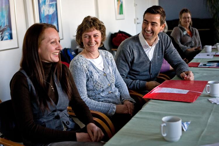 tidsfordriv. Privat snak, Facebook og andre overspringshandlinger kan være med til at gøre os mere stressede på jobbet, mener en coach og en psykoterapeut. 