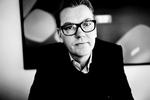 bruger-tv.  TV 2's programdirektør, Palle Strøm, lover en fortsat lind strøm af underholdningsprogrammer, efter at stationen er gået over til brugerbetaling. Vejrudsigterne har  han dog ingen  indflydelse på. 