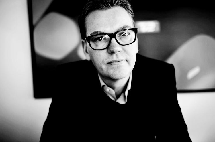bruger-tv.  TV 2's programdirektør, Palle Strøm, lover en fortsat lind strøm af underholdningsprogrammer, efter at stationen er gået over til brugerbetaling. Vejrudsigterne har  han dog ingen  indflydelse på. 
