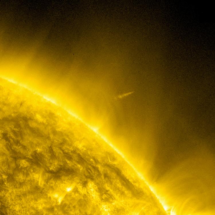 NÆRKONTAKT. Lovejoy på vej væk fra Solen efter mirakuløst at have overlevet mødet med den ekstreme varme. 