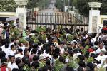 Løsladelser. Pårørende til de politiske fanger, der i dag blev løsladet ventede foran Insein-fængslet i Yangon. 