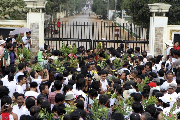 Løsladelser. Pårørende til de politiske fanger, der i dag blev løsladet ventede foran Insein-fængslet i Yangon. 