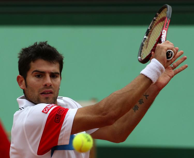 svingende. Tre gang har Simone Bolelli været i tredje runde af grandslam-turneringer. I nat gælder det tredje runde af kvalifikationsturneringen til Australian Open. 