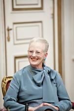 statsoverhoved. I disse dage markeres HKH Dronning Margrethe 40 års regentjubilæum i flere sammenhænge. Her er det pressemøde på Amalienborg. 