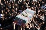 Gengældelse. Tusinder af mennesker deltog fredag i begravelsen af den dræbte iranske atomforsker Mostafa Ahmadi Roshan. 
