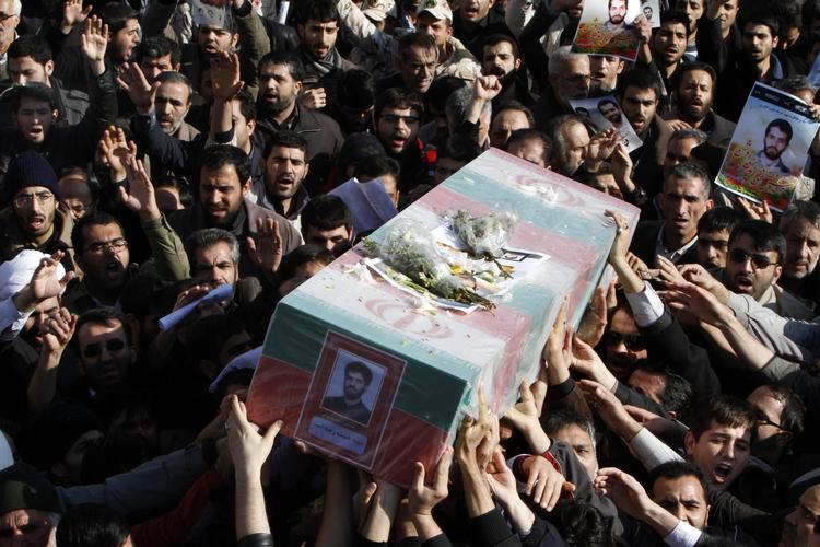 Gengældelse. Tusinder af mennesker deltog fredag i begravelsen af den dræbte iranske atomforsker Mostafa Ahmadi Roshan. 