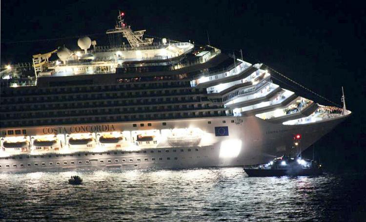 Forlis. 'Costa Concordia' har taget meget vand efter at være gået på grund ud for øen Giglio, Italien. 