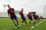 Træning. Der er én spiller færre, når de danske spillere mødes til træning i Thailand. 