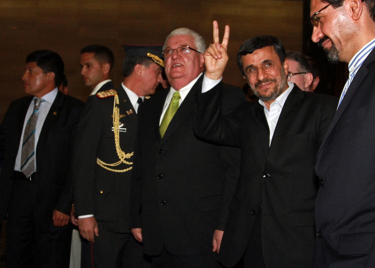Afvisning. Den altid selvtillidsfyldte iranske præsident, Mahmoud Ahmadinejad, besøger Sydamerika i denne weekend, mens amerikanske beskyldninger rammer Iran. 