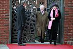 kransenedlæggelse. Regentparret på vej ud fra gravmonumentet for kong Frederik den Niende og dronning Ingrid, dronning MArgrethes forældre, der blev mindet i dag. 