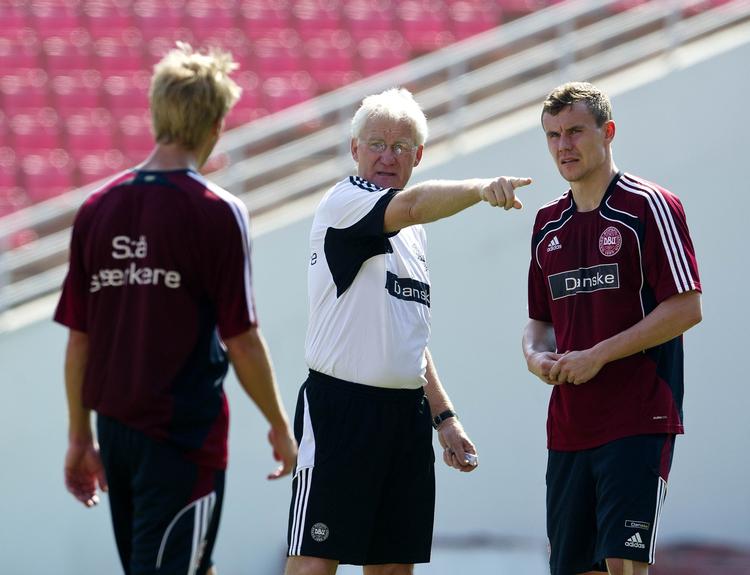 Instrukser. FC Nordsjællands Andreas Bjelland (t.h.) var med til at spille Danmark til EM. 
