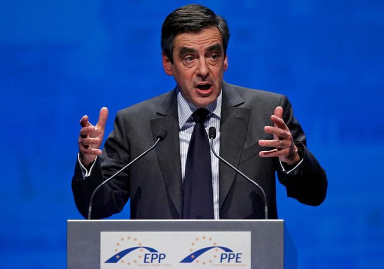 Handling. Frankrigs premierminister Francois Fillon lover, at landet vil justere sine budgetter i lyset af nedjusteringen fra S&amp;P. 