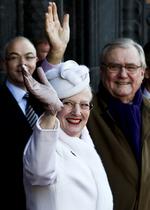 jubilar. Dronning Margrethe, der her sammen med prins Henrik tidligere på dagen lod sig hylde på Københavns Rådhus, skal i aften nyde en festforestilling i Koncerthuset i DR Byen. 