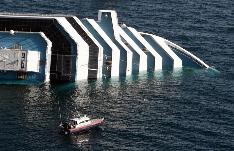 Forlis. Krydstogtskibet burde ikke være stødt på grund og kæntret, mener danske eksperter. 