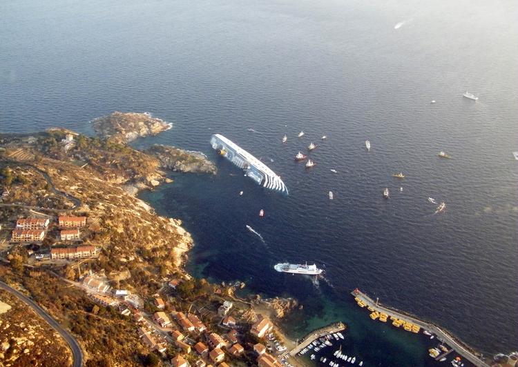 AFVEJE. En forkert sørute lader til at være forklaringen på, hvorfor krydstogtsskibet Costa Concordia gik på grund. 