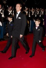FESTSTEMT. Prinserne Felix og Nicolai fulgtes med deres far Joachim til fest. 
