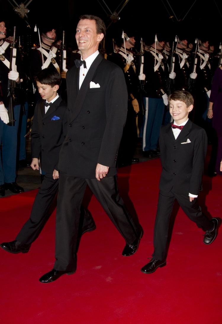 FESTSTEMT. Prinserne Felix og Nicolai fulgtes med deres far Joachim til fest. 